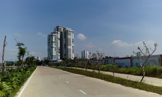 Nằm ngay bờ sông Sài Gòn khá đẹp, dự án Đảo Kim Cương nhiều năm qua vẫn tắt ngấm, ngoài một block chung cư đang được chào bán.