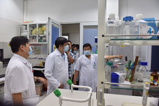 Đoàn của Bộ Y tế do Thứ trưởng Nguyễn Thanh Long dẫn đầu, kiểm tra công tác ứng phó với MERS-CoV tại BV Bệnh nhiệt đới trung ương Ảnh: NGỌC DUNG