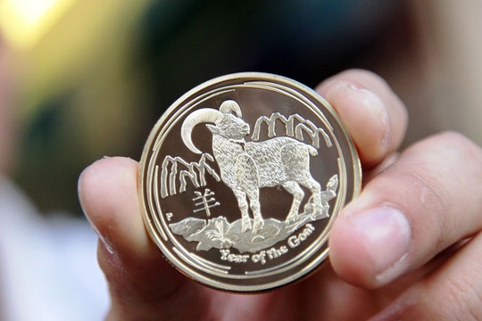 Sản phẩm bán chạy nhất, đồng xu được làm bằng niken mạ giả bạc và vàng, giá 500.000 đồng/cặp.