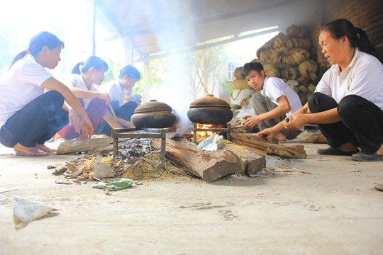 Người kho cá thuê thường là những người có tuổi đời 30–40 tuổi có kinh nghiệm kho cá. Ảnh: Tú Anh.