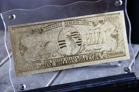 Tờ USD mạ vàng năm nay được đánh giá không còn độ “hot” như năm trước, hiện chỉ còn 10.000-25.000 đồng/tờ.