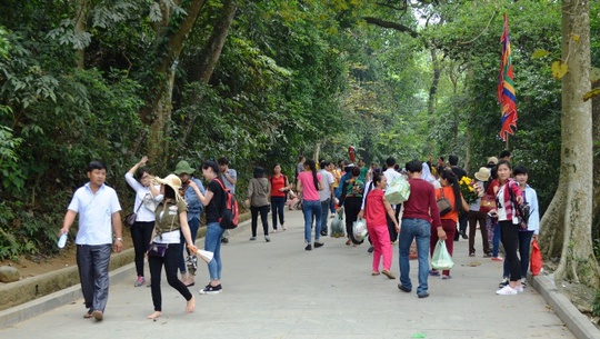 Khắp các đoạn đường dốc, bậc thang lên đền Thượng đều đầy người Khắp các đoạn đường dốc, bậc thang lên đền Thượng đều đầy người