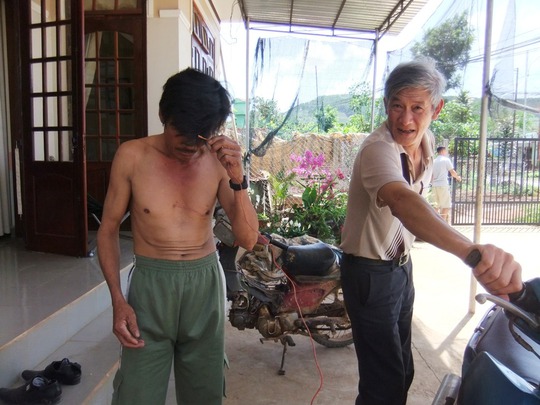 Dòng điện 220V chạy qua người nhưng “người điện” không hề hấng gì.