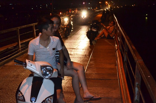 Trên cầu chủ yếu là nam nữ thanh niên Trên cầu chủ yếu là nam nữ thanh niên