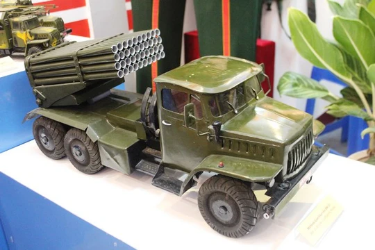 Mô hình giàn hỏa tiễn BM-21