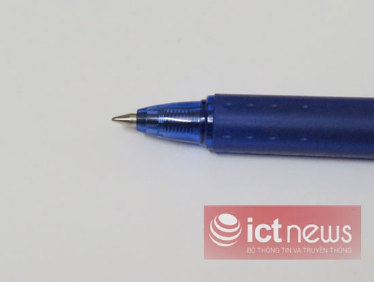 Đầu bút có nét bi 0,7mm (trên thị trường còn có loại khác nét bi mảnh hơn, chỉ 0,5mm).