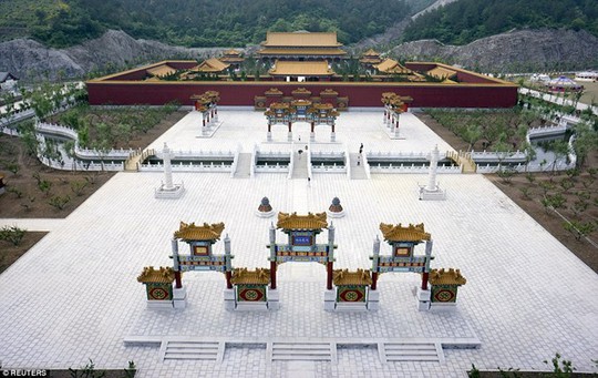 Một phần khu bản sao Di Hòa Viên đã mở cửa đón khách. Dự án có mục tiêu tái dựng 95% kiến trúc của cung điện Mùa hè ở Bắc Kinh, nơi từng bị quân Anh và Pháp làm hư hại vào năm 1860.