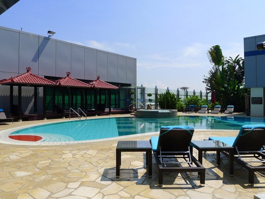 Bể bơi trên mái nhà ga Terminal 1. Hành khách có thể dùng bể bơi với giá 14 USD mỗi người. Miễn phí cho những người ở lại khách sạn Ambassador Transit Hotel.