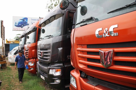 Những dòng ô tô tải cỡ lớn nhập khẩu từ Trung Quốc về Việt Nam ngày càng nhiều do giá rẻ nhờ thuế giảm đến 0% Ảnh: HOÀNG TRIỀU