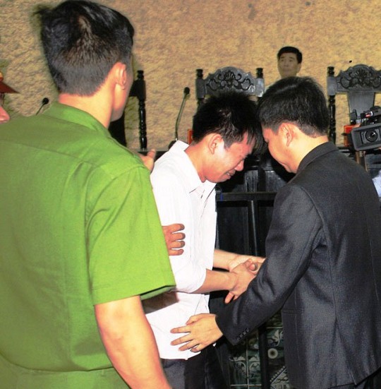Bị cáo Vũ Phan Điền (giữa) bật khóc tại tòa sau khi được tuyên vô tội tại phiên xử lần 3 ngày 17-4 của TAND tỉnh Ninh Bình