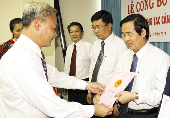 Đồng chí Nguyễn Phú Cường được sự ủy nhiệm của Chủ tịch UBND tỉnh Đinh Quốc Thái trao quyết định bổ nhiệm.