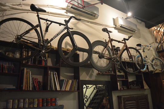 Ấn tượng với những chiếc đạp treo trên tường nhà