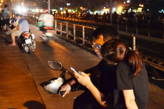 Cây cầu hơn 100 năm tuổi trở thành nơi hò hẹn lý tưởng cho các cặp đôi Cây cầu hơn 100 năm tuổi trở thành nơi hò hẹn lý tưởng cho các cặp đôi