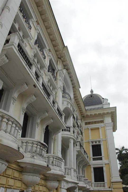 Hai bên hành lang của ngôi nhà vẫn còn những lớp sơn cũ nhạt hơn Hai bên hành lang của ngôi nhà vẫn còn những lớp sơn cũ nhạt hơn