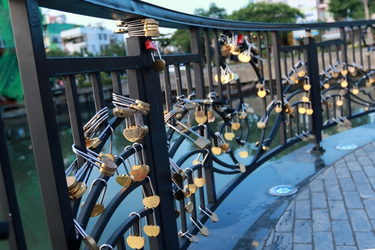 Hàng trăm chiếc khóa đã được móc vào thành Cầu tình yêu.