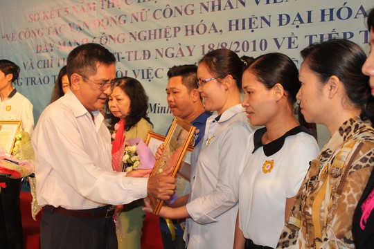 Ông Nguyễn Văn Rảnh - Ủy viên Thường vụ, Trưởng Ban Dân vận Thành ủy - trao bằng khen cho các tập thể xuất sắc