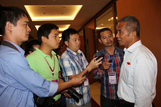 Đại biểu Đặng Ngọc Tùng, Chủ tịch Tổng LĐLĐ Việt Nam, trả lời báo chí về điều 60 Luật BHXH năm 2014