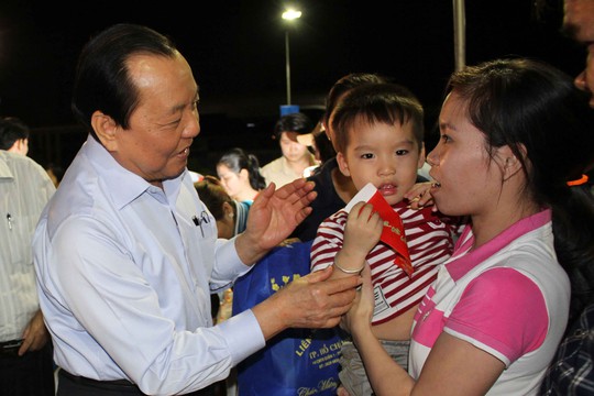 Ông Lê Thanh Hải, Bí thư Thành ủy TP HCM, lì xì Tết cho con công nhân