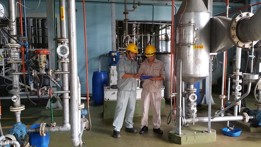 Gần gũi với công nhân là tác phong của anh Dương Minh Cường (trái), Quản đốc Nhà máy ABS - Bình Dương, thuộc Công ty CP Tico