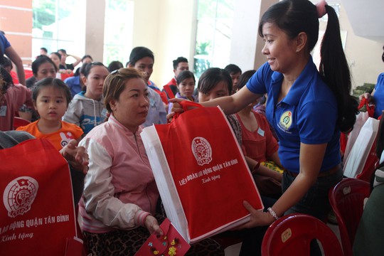 Bà Tô Thị Hương Diễm - Phó Chủ tịch LĐLĐ quận Tân Bình, TP HCM - trao quà cho CNVC-LĐ khó khăn Ảnh: HỒNG ĐÀO