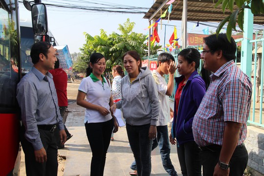Cán bộ LĐLĐ quận Tân Bình, TP HCM thăm hỏi công nhân Công ty CP Kềm Nghĩa về quê đón Tết