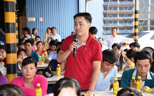 Công nhân đặt câu hỏi với lãnh đạo huyện Hóc Môn và ban giám đốc Công ty May Thái Bình Dương