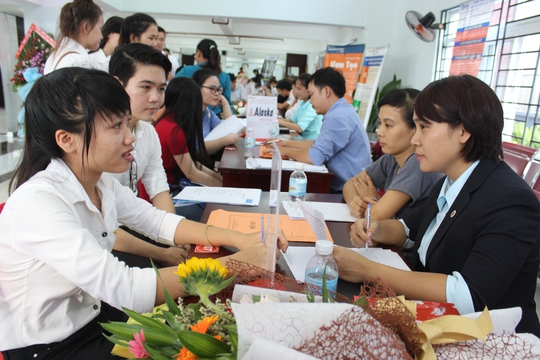 Sinh viên tham gia phỏng vấn tìm việc tại ngày hội việc làm