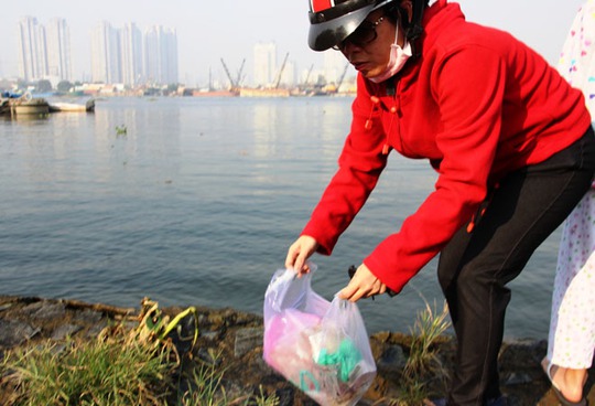 Nhiều người dân Sài Gòn đã có ý thức trong việc bảo vệ môi trường. Sau khi phóng sinh họ thu gom túi nilon để vào sọt rác.