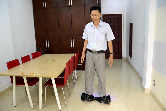 Người dùng trải nghiệm sản phẩm xe thăng bằng thông minh. Người dùng trải nghiệm sản phẩm xe thăng bằng thông minh.