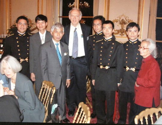 GS J. Friedman và ông bà GS Trần Thanh Vân - Lê Kim Ngọc cùng các sinh viên 
Việt Nam tại ĐH Bách khoa Paris (Pháp)