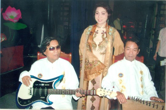 Danh cầm Văn Giỏi (trái), nhạc sĩ Thanh Hải và nghệ sĩ Bạch Tuyết trong live show “Tự tình quê hương” của nghệ sĩ Bạch Tuyết