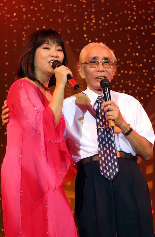 Nhạc sĩ Phan Huỳnh Điểu và ca sĩ Cẩm Vân trong chương trình “Dòng thời gian” tại Nhà hát Bến Thành Ảnh: THANH HIỆP