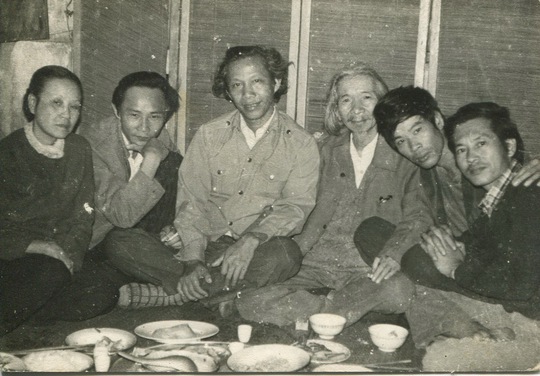 Từ trái sang phải: Bà Văn Cao - Nhà phê bình Ngô Thảo - Nhà thơ Thu Bồn - Văn Cao - Nguyễn Thụy Kha - Nhạc sĩ Nghiêm Bá Hồng - trên căn gác 60 Hàng Bông Ảnh: Hà Tường