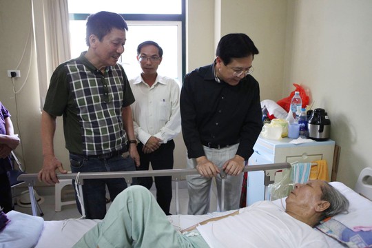 Thứ trưởng Vương Duy Biên và nhạc sĩ Phú Quang thăm hỏi nhạc sĩ Hoàng Vân
Ảnh: 
MINH ƯỚC