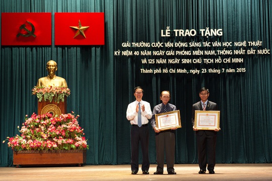 Ông Võ Văn Thưởng, Phó Bí thư Thường trực Thành ủy TP HCM, trao giải cho 2 tác giả đoạt giải A