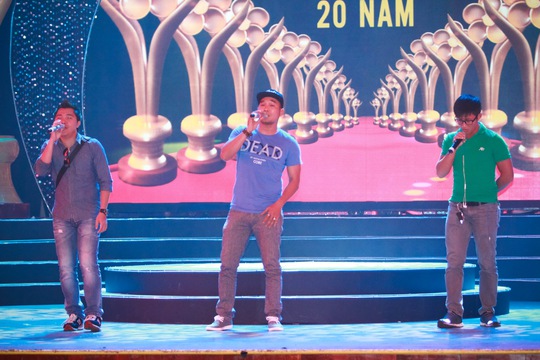 Nhóm MTV tập luyện trên sân khấu Mai vàng chuẩn bị cho buổi diễn Ảnh: HOÀNG TRIỀU
