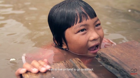 “Con muốn được sống trên bờ và được đi học”. (Ảnh từ clip “Thì sông cứ chảy”) “Con muốn được sống trên bờ và được đi học”. (Ảnh từ clip “Thì sông cứ chảy”)