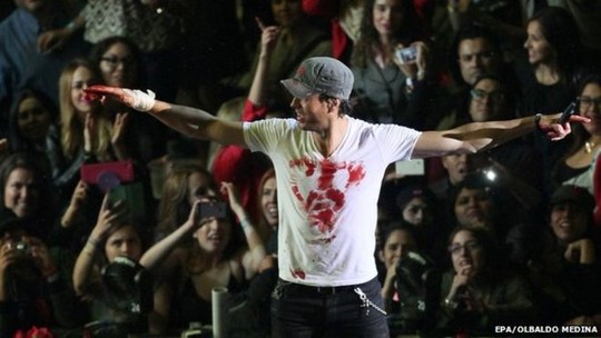 Enrique Iglesias vẫn biểu diễn dù tay chảy máu