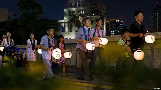 Kết thúc buổi lễ, người dân sẽ thả đèn lồng trên sông. Ảnh: Reuters