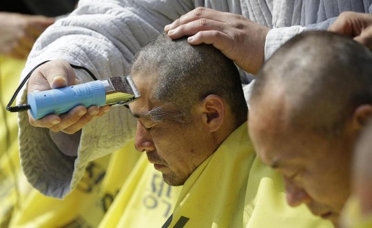 Người thân các nạn nhân phà Sewol cạo đầu. Ảnh: AP