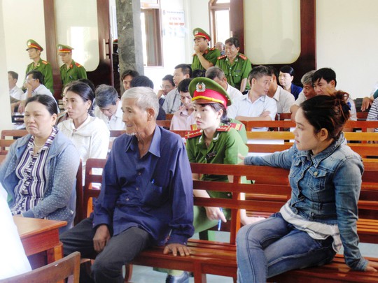 Gia đình nạn nhân đang lắng nghe lời khai của Nguyễn Hồ Chu Toàn về việc thấy Mẫn, Quyền đánh Kiều