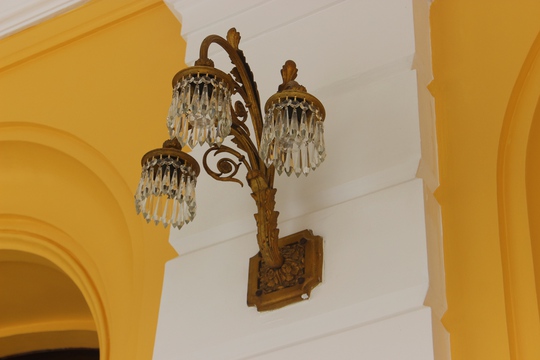 Lớp sơn quá đậm làm mờ đi những chi tiết nghệ thuật trong ngôi nhà Lớp sơn quá đậm làm mờ đi những chi tiết nghệ thuật trong ngôi nhà