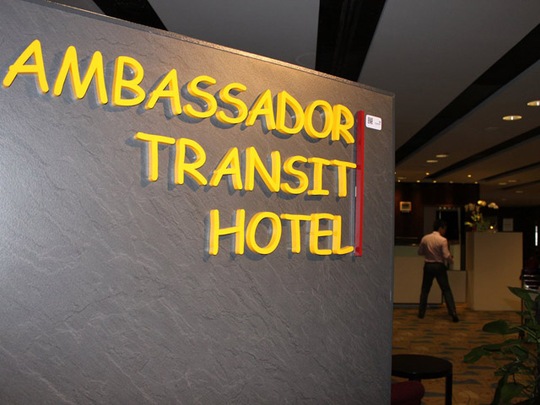 Mỗi nhà ga có một Ambassador Transit Hotel nơi khách có thể thuê phòng tối thiểu 6 giờ. Phòng có giá 76 USD cho 6 giờ đầu và tính theo từng giờ sau đó.