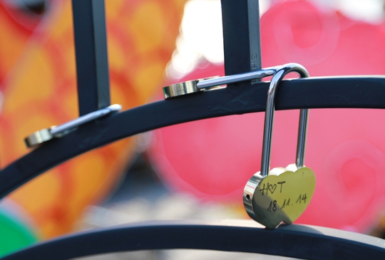 Nhiều chiếc khóa được khắc ngày kỷ niệm của đôi lứa yêu nhau.