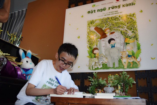 Tác giả Lê Hữu Nam trong ngày ra mắt cuốn “Mật ngữ rừng xanh”