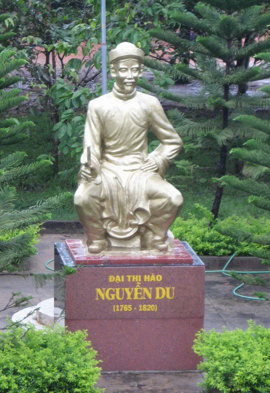 Tượng đại thi hào Nguyễn Du được dựng tại Trường THPT Nguyễn Du (huyện Sông Hinh, tỉnh Phú Yên)