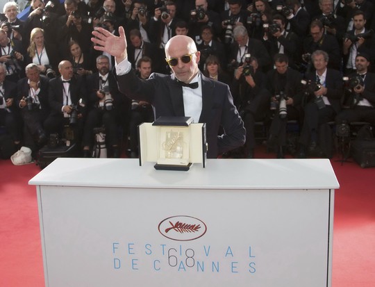 Đạo diễn Jacques Audiard hạnh phúc nhận Cành cọ vàng tại Cannes lần thứ 68 Ảnh: REUTERS