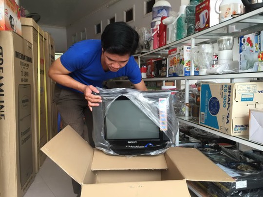 Chiếc tivi giả nhãn hiệu Sony bày bán tại cửa hàng điện máy Hoàng Kim ở thị trấn Ba Tri, Bến Tre - Ảnh: V.TR.