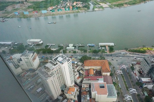 Tàu nhà hàng đậu ở bến Bạch Đằng, nhìn từ tòa nhà cao nhất của TP HCM - Bitexco - Ảnh: Đào Loan
