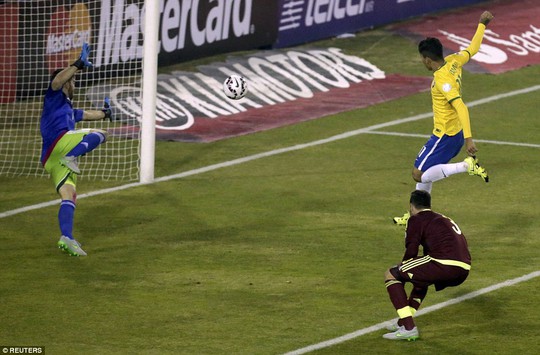 Firmino ghi bàn trong trận Brazil thắng Venezuela 2-1